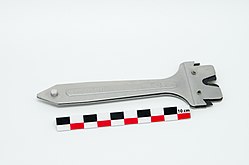 Manueller Messer­schärfer aus Frankreich, aus Metall mit Keramikeinsätzen