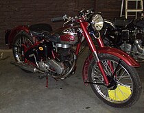 BSA C11 uit 1946 met het "paddenstoeltje" voor de stroomverdeler rechts voor op het carter.