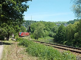 Diesel met meerdere eenheden op de spoorlijn in de vallei van de rivier de Weiße Elster.