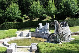 Barocker Brunnen mit Skulpturen, die den Brüdern Slodtz zugeschrieben werden[17]