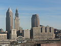 Links is de toren in de skyline van Cleveland te zien