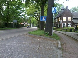 Gedeelte van de Gemertseweg (N604) anno 2012, met rechts het parochiehuis van Bakel