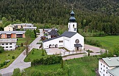 St. Johann Nepomuk Turmseite (rechts: Frontansicht mit Eingang)