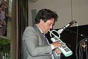 Mike Boddé speelt op de melodica