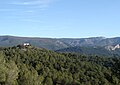 Blicke über die Kapelle Sainte-Croix von Auriol auf die Bergkette nach Süden