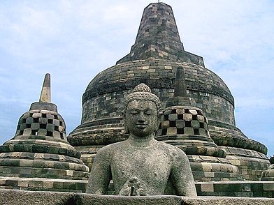 Stupa kryesore e Borobudurit, struktura më e madhe budiste në botë, Java, Indonezi.