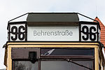 Zielanzeiger ‚Behrenstraße‘ auf dem historischen Triebwagen 3587II (TM 36). Der Wagen steht am ehemals westlichen Endpunkt der Linie 96 in Stahnsdorf.