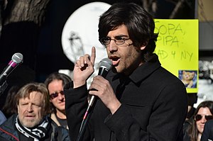 Aaron Swartz (1986-2013) internetes szabadságharcos a 2012. január 18-i tiltakozó tüntetésen