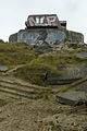 Duitse vuurleidingsbunker en een deel van de, omgevallen, bakstenen muur