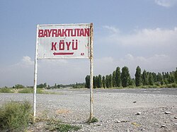 Bayraktutan Köyü girişi