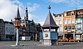 Puthuis met op achtergrond het stadhuis.