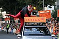 Tourmaskottchen Didi Senft auf einem Streckenwagen