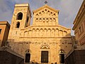 L'attuale facciata della cattedrale, in stile pisano-lucchese, applicata nel 1933