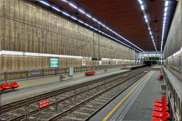 Verlaagde perrons van het premetrostation.