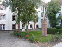 Stauferstele im Innenhof des Maison de Retraite