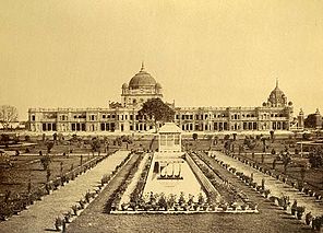 Kompleksi Qaisarbagh i Lucknowt, Uttar Pradesh, Indi (fotografuar midis viteve 1865 dhe 1882).