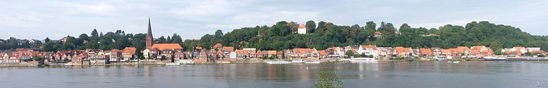 Panorama starej historycznej części Lauenburga, widok z Hohnstorfu przez rzekę Łabę