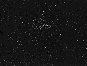 Messier 38 (obere Bildhälfte); unten der fernere Haufen NGC 1907. Gesichtsfeld ca. 60×80'