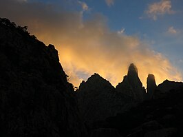 De tweelingpieken van Mashanig – de pilaar aan de linkerkant is de hoogste piek in Socotra. De gevallen pilaar die de toppen overbrugt, wordt "Mishifo" genoemd.