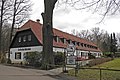 Churfürstliche Waldschänke, ehemals Teil eines Fohlenstalls und Torwärterhaus (noch davor stand hier wohl ein Hegerhaus), heute Gasthaus und Hotel, mit Einfahrtspfeilern, dazu Jagdfries „Jägerzug zu Fastnacht“ aus dem Jahre 1609 von Daniel Bretschneider dem Älteren als festes Interieur (Einzeldenkmal der Sachgesamtheit 09301072)