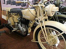 Norton WD 16H uit 1942, met afwijkend gereedschapskastje, bagagerek, onbeklede voetsteunen en oorlogsverlichting.