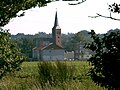 Dorfkirche in ihrer Umgebung (2006)