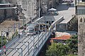 Een paar gekoppelde Eurotrams verlaat de tunnel onder de stad en rijdt de Ponte Luís I op.