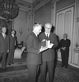 Roberto Ago (l) met de Italiaanse president Saragat in 1965