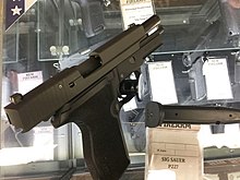 SIG Sauer P227 (rechte Seite), mit Magazin und offenem Verschluss