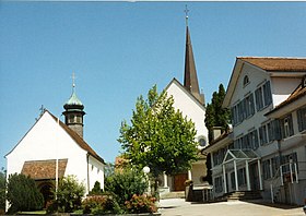 St. Ulrichsberg mit der Kapelle St. Johannes Nepomuk, der Pfarrkirche St. Ulrich und dem Schulhaus