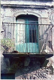 Stipiti balcone in pietra arenaria Via Margherita (1536)