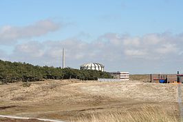 De witte koepel is het reactorgebouw van de hogefluxreactor (HFR).