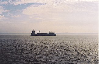 Vrachtschip op de Gironde bij Royan