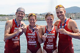 Sven Riederer (ganz links) mit der Silbermedaille an der Triathlon-EM 2015 in Genf – neben Nicola Spirig, Jolanda Annen und Andrea Salvisberg