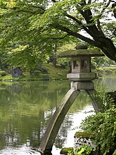 Yukimigata tōrō met twee poten (kotoji-dōrō)