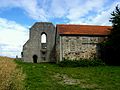 Westwand der Kirchenruine und Scheune