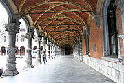 Cour d'Honneur met renaissance-arcade