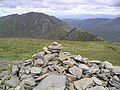 Der Gipfelcairn des Maol Chinn-dearg, im Hintergrund der östlich liegende Aonach air Chrith