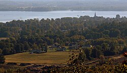 Das Dorf Oka vom Mount Oka aus gesehen