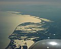 Mündungsbereich der Petit Rhône, mit der Petite Camargue im Zentrum, dahinter Le Grau-du-Roi und Aigues-Mortes