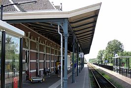 Stationsgebouw vanaf de perronzijde.