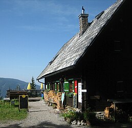 Die Theodor Körner-Hütte liegt am Gosaukamm