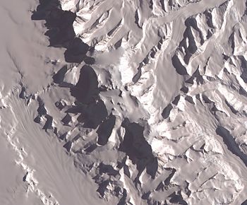 Foto: NASA Satellittbilde av Vinson Massif (4892 moh.), det høyeste fjellet i Antarktis.