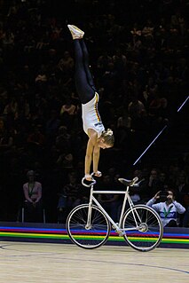 Viola Brand mit einem Handstand, 2019