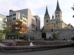 Kirche der Heiligen Dreifaltigkeit in Žilina mit einem Teil des Platzes Námestie Andreja Hlinku.