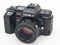 Die Minolta 7000 (1985) war die erste SLR-Kamera, die sowohl einen motorisierten Autofokus als auch einen integrierten Motor für den Filmtransport aufwies.
