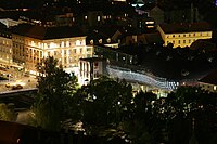 Gezicht bij nacht op het Kunsthaus vanaf de Schlossberg