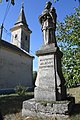 Nepomuki-Szent-János-Statue, links die Kirche Szent József