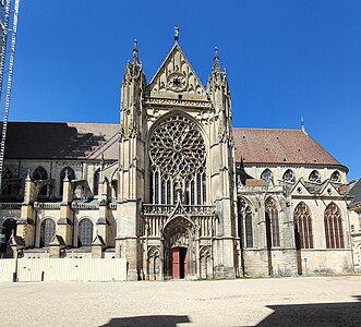 Romanisches Seitenschiff und verschiedene Phasen der Gotik