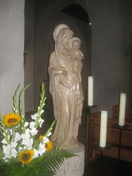 Madonna mit dem Kind, gelblicher Marmor, Standort: linkes Seitenschiff.